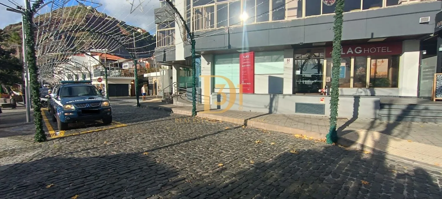 Loja ampla no centro da Ribeira Brava com potencial comercial excecional - Imóvel D31 em Portugal