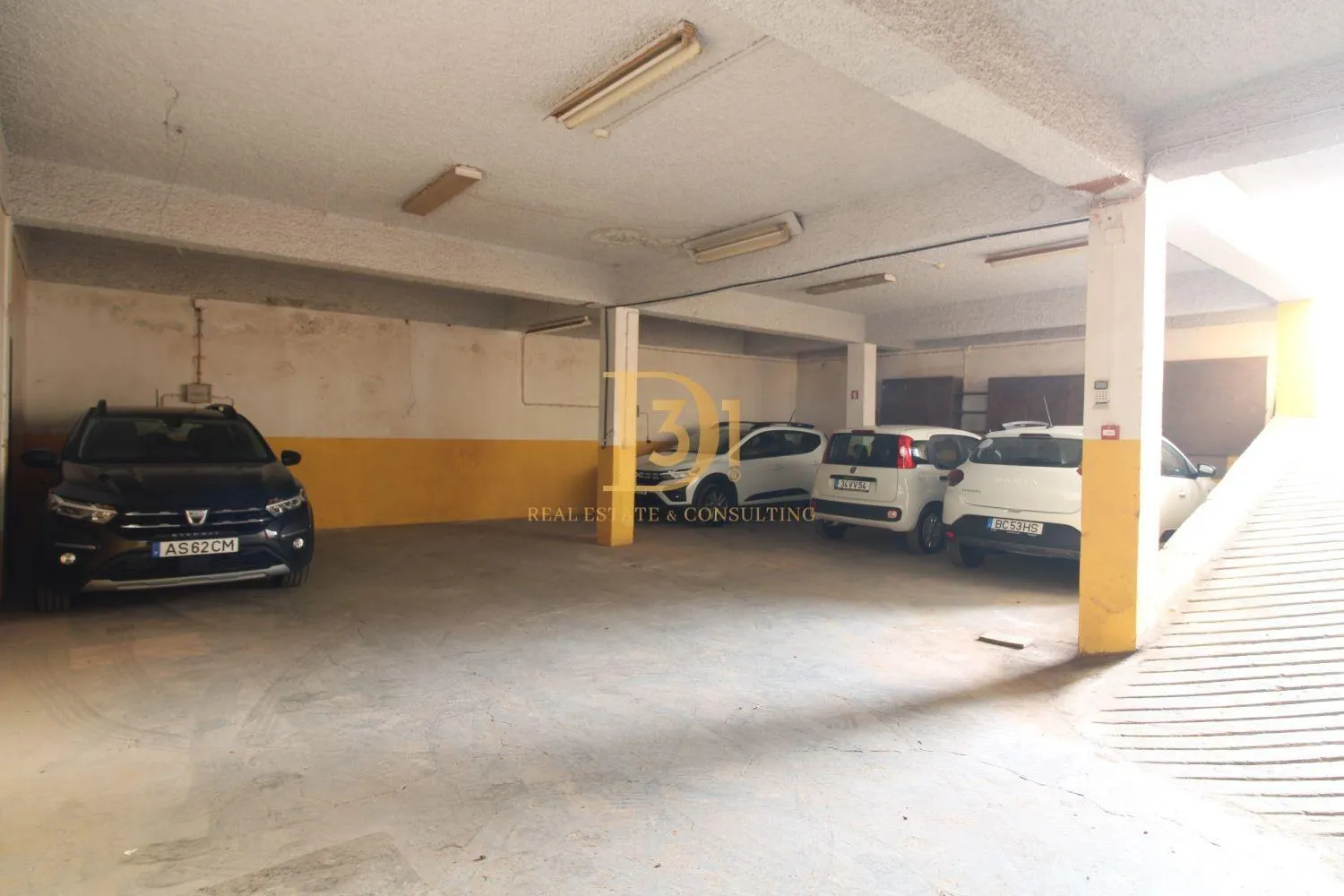 Espaço Comercial Versátil com Escritórios e Garagem em Câmara de Lobos - Imóvel D31 em Portugal