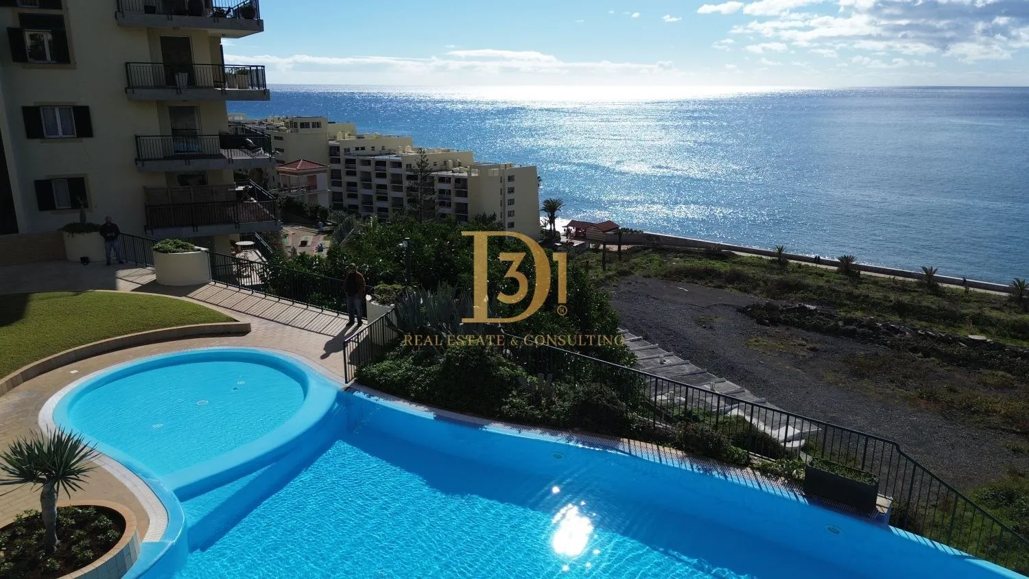 Apartamento T4 de Luxo com Vista Mar na Estrada Monumental - Imóvel D31 em Portugal