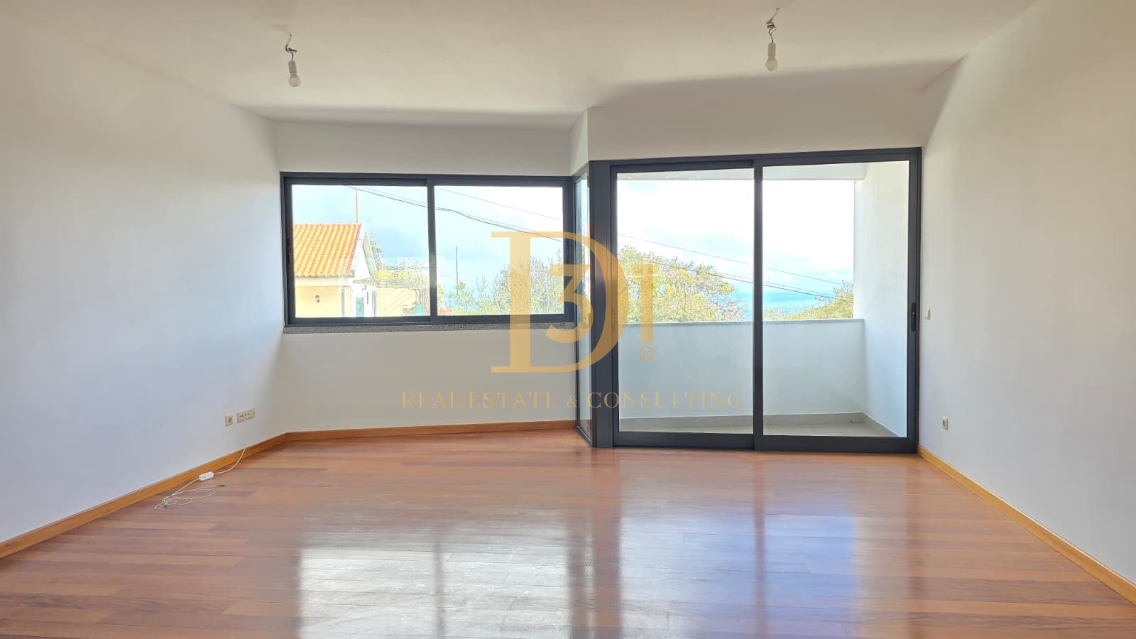 Apartamento T2 com varanda e estacionamento — Caminho do Poço Barral — Santo António, Funchal - Imóvel D31 em Portugal